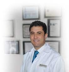 د. أكرم الجمعة – طبيب أسنان عربي يقدم رعاية متكاملة في إيسن Steele