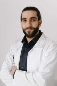 د. عبد الله حمادنة : دكتور جراحة وتجميل عربي متميز في قلب كولن Altstadt