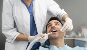 د. علي يونس – طبيب أسنان عربي متخصص في طب الأسنان التجميلي وزراعتها في إيسن