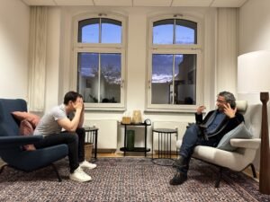 أنس الأمين لوسيف - طبيب نفسي عربي متخصص بدعم الصحة النفسية في فوبرتال