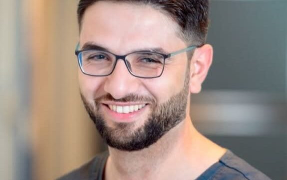 الدكتور سعيد حولي – أخصائي جراحة الفم وزراعة الأسنان في برلين
