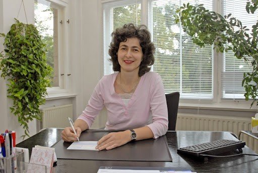 الدكتورة أميرة المكي – طبيبة جلدية عربية في برلين Friedrich-Wilhelm-Platz