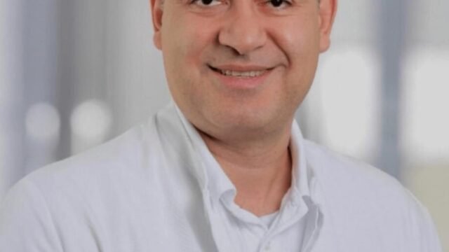 الدكتور فورد شيخ بكر: طبيب نسائي عربي متخصص في كولن Frechen