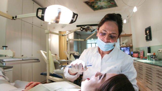 د. ديانا عفانة – طبيبة تقويم أسنان عربية في هامبورغ Winterhude