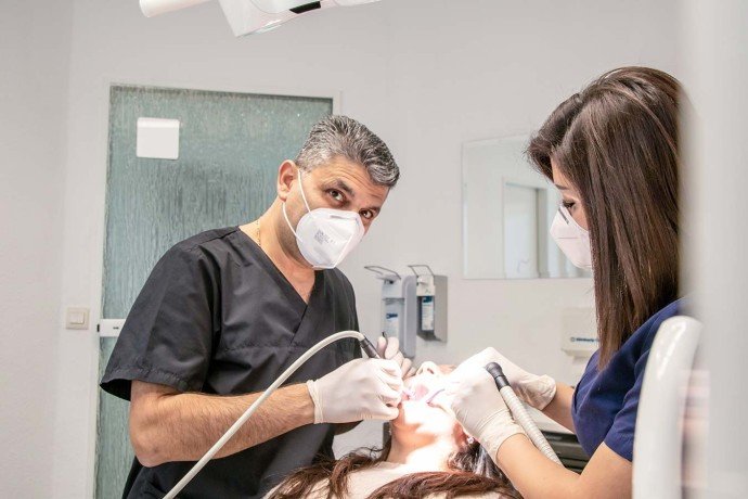 د. مظفر الراوي – خبير الرعاية الفموية العربي في هامبورغ Horn