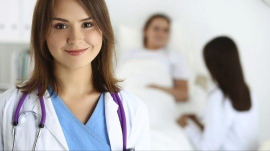 د. منال عزار – طبيبة عامة عربية في هامبورغ منطقتي Dulsberg و Lurup