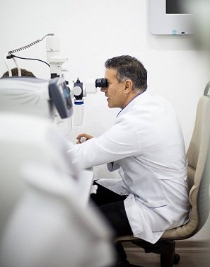 د. إياد الشريف – طبيب عيون عربي في كولن Stammheim