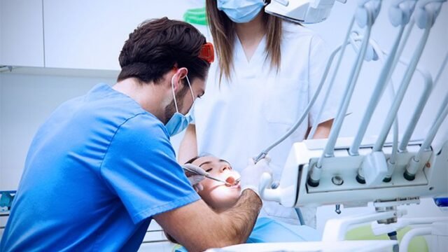 د. شوكت سامو – طبيب أسنان متخصص ذو خبرة عالية في إيسن Westenhellweg