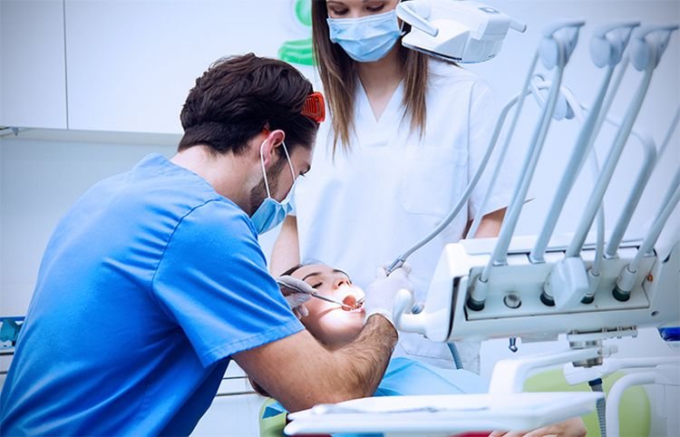 د. شوكت سامو – طبيب أسنان متخصص ذو خبرة عالية في إيسن Westenhellweg