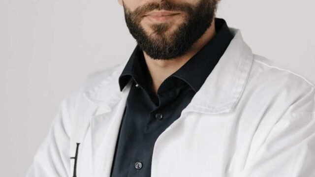 د. عبد الله حمادنة : دكتور جراحة وتجميل عربي متميز في قلب كولن Altstadt