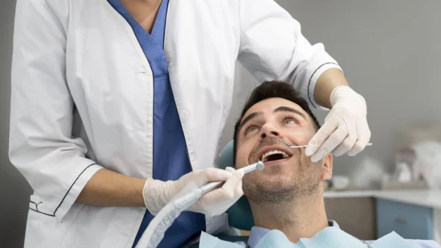 د. علي يونس – طبيب أسنان عربي متخصص في طب الأسنان التجميلي وزراعتها في إيسن