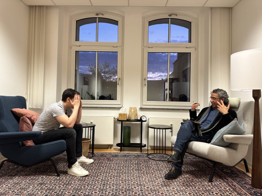 أنس الأمين لوسيف - طبيب نفسي عربي متخصص بدعم الصحة النفسية في فوبرتال