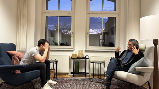 أنس الأمين لوسيف - طبيب نفسي عربي متخصص بدعم الصحة النفسية في فوبرتال